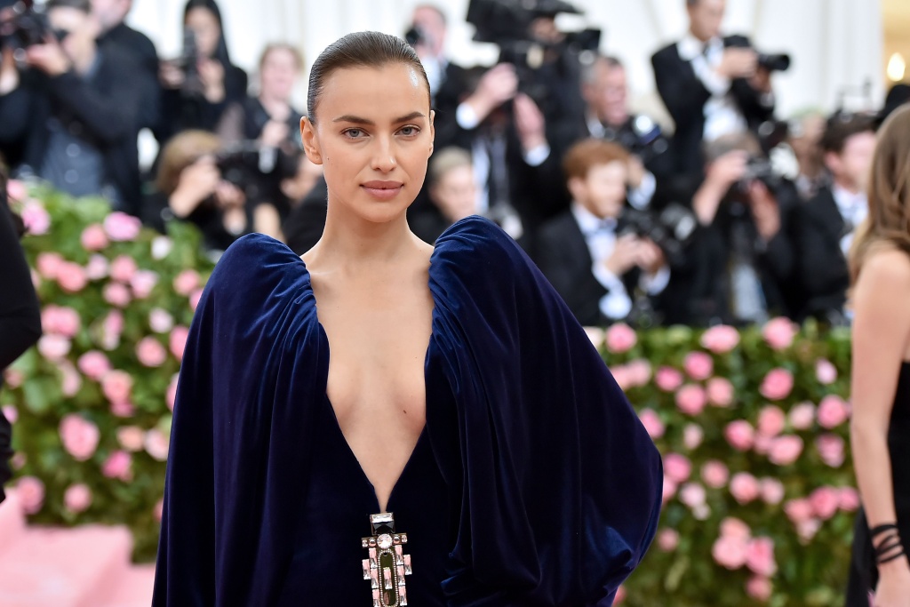 irina-shayk-abrigo-rosalia-kylie-1581447712.jpg