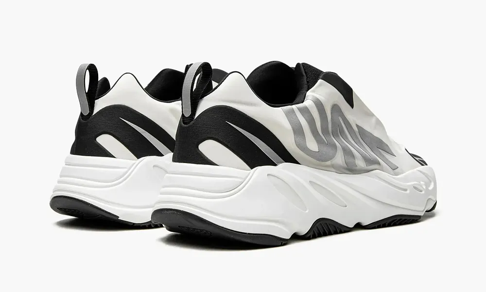 Yeezy Boost 700 Mnvn Laceless Analog