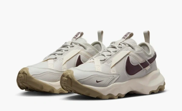 Nike TC 7900 WMNS Light Bone Burgundy Crush 