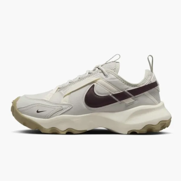 Nike TC 7900 WMNS Light Bone Burgundy Crush