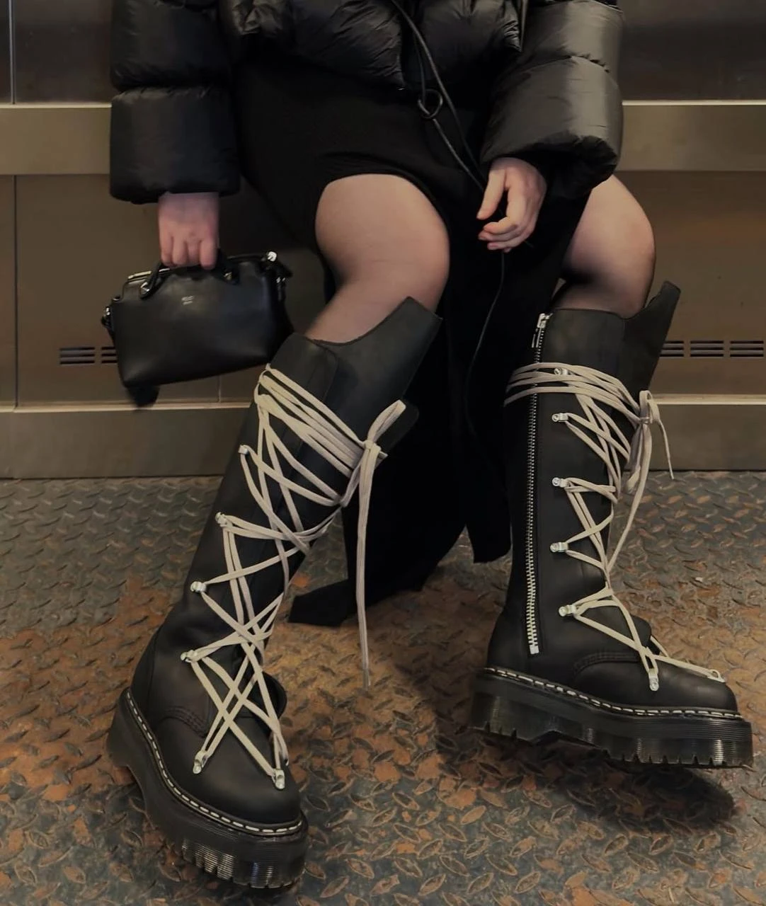Образ с высокими ботинками Dr. Martens x Rick Owens