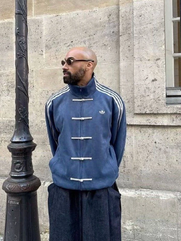 Синий Adidas Tang Jacket с белыми застёжками панькоу и воротником-стойкой, широкие тёмные джинсы, улица старого города