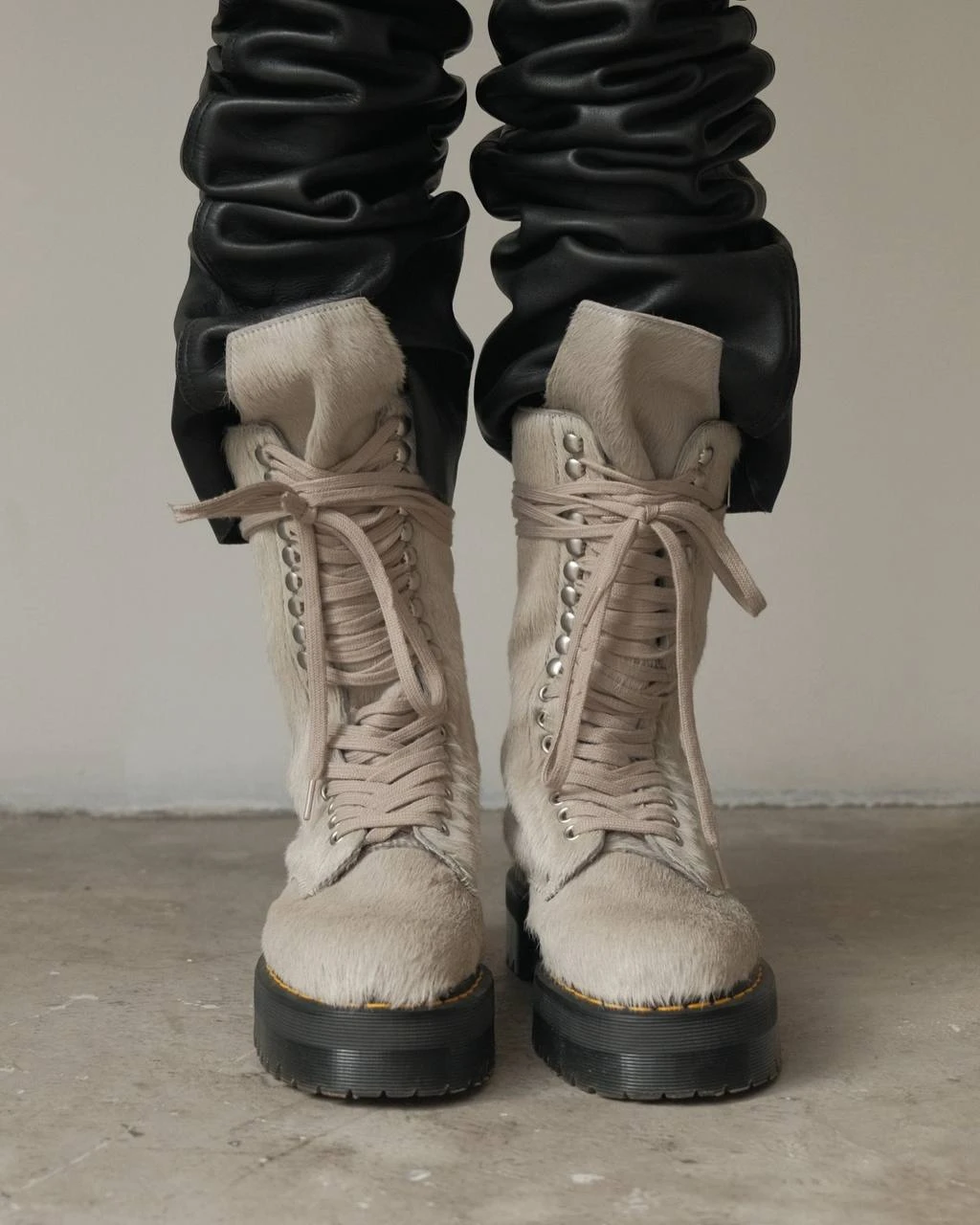 Ботинки Dr. Martens x Rick Owens светлого цвета со шнуровкой