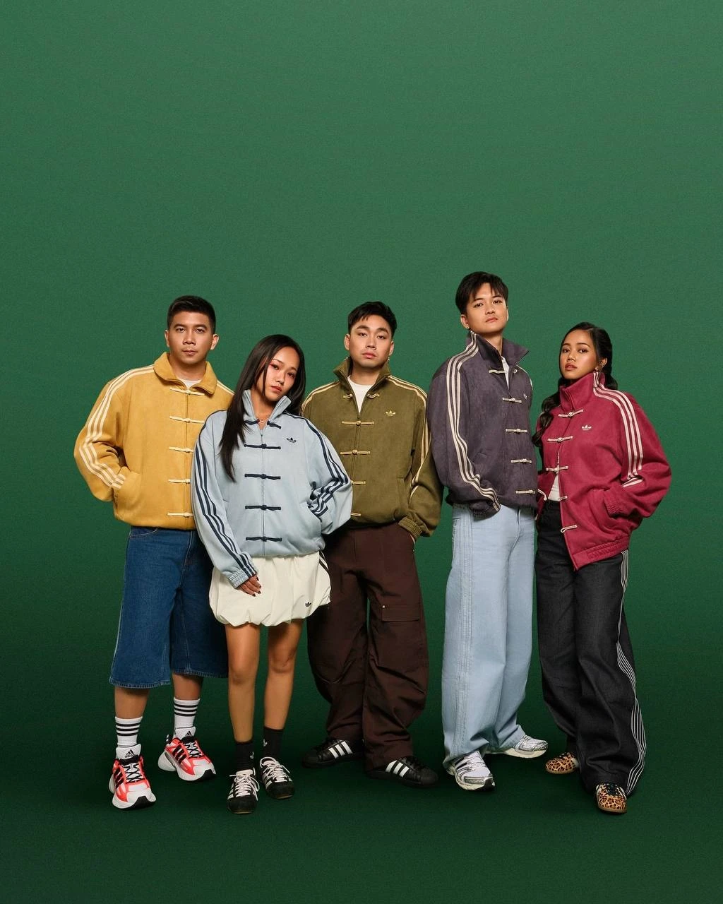 Кампания Adidas Tang Jacket: пятеро в китайских жакетах горчичного, голубого, оливкового, серо-фиолетового и бордового цвета на зелёном фоне