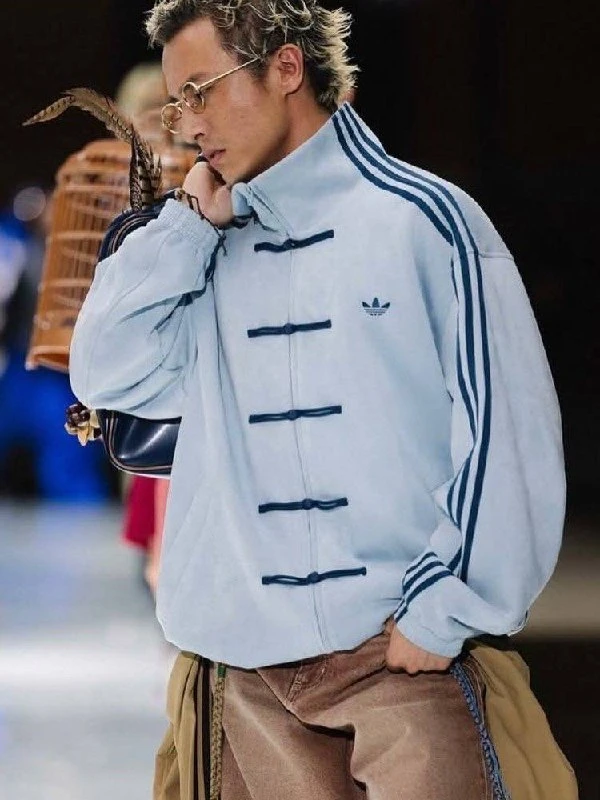 Голубой Adidas Tang Jacket с тёмно-синими застёжками панькоу и тремя полосами по рукаву — показ POWER OF THREE в Шанхае