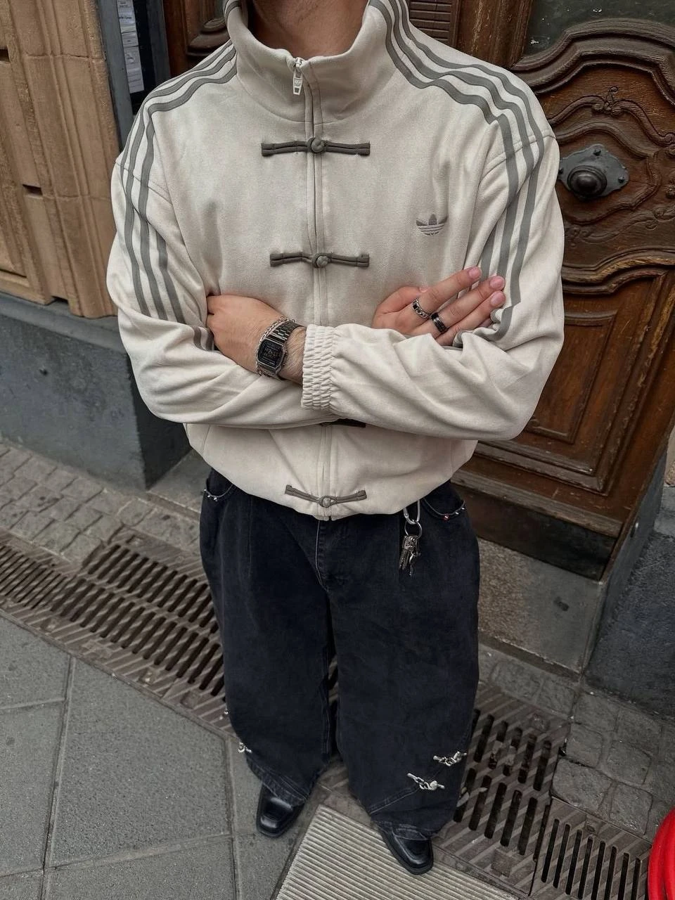 Бежевый Adidas Tang Jacket: три серые полосы по плечам и рукавам, застёжки панькоу в тон, широкие тёмные джинсы