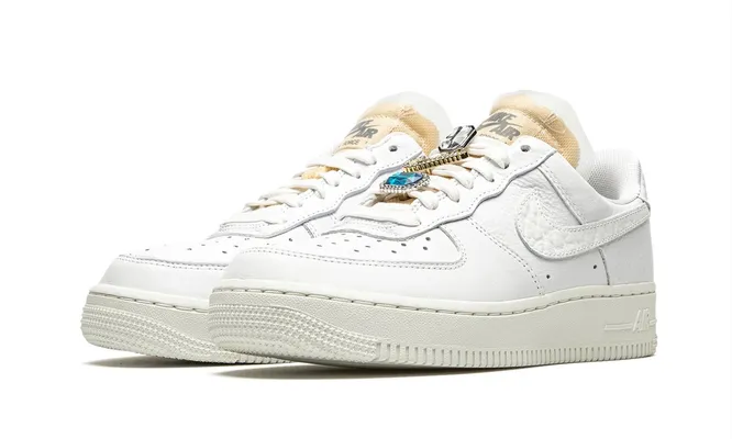 Кроссовки Nike Air Force 1 Low '07 LX WMNS «Bling» белый