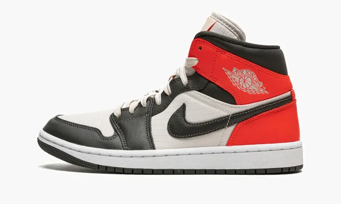 Кроссовки Air Jordan 1 Mid SE WMNS «Newsprint» черный