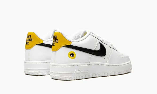 Кроссовки Air Force 1 LV8 (GS) «Have a Nike Day - Daisy» белый