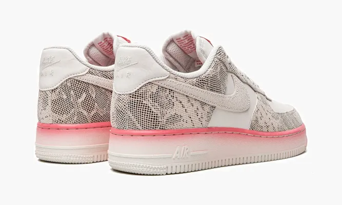 Кроссовки Air Force 1 LO MNS WMNS «Our Force 1 Snakeskin» кремовый