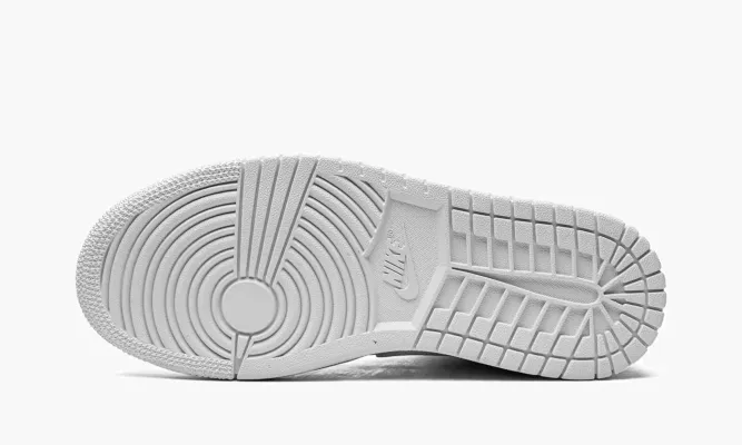 Кроссовки Air Jordan 1 Mid WMNS «Triple White 2022» белый