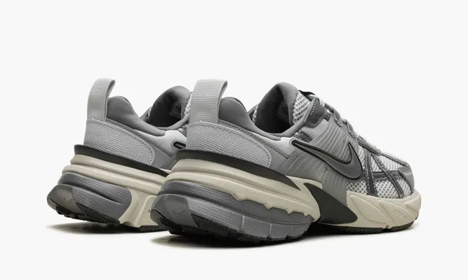 Кроссовки Nike V2k Run WMNS «Pure Platinum Wolf Grey» серый