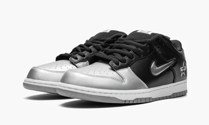 Кроссовки Nike SB Dunk Low OG Qs «Supreme - Jewel Swoosh Silver / Black» серебряный