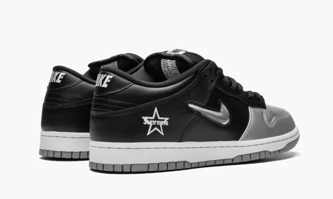 Кроссовки Nike SB Dunk Low OG Qs «Supreme - Jewel Swoosh Silver / Black» серебряный