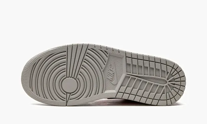 Кроссовки Air Jordan 1 Low WMNS «Light Iron Ore / Siren Red» бежевый
