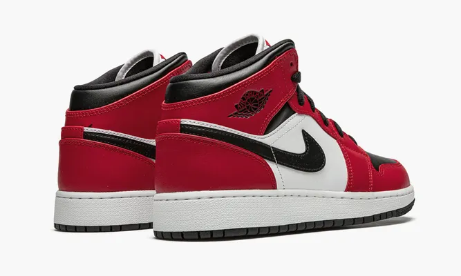 Кроссовки Air Jordan 1 Mid GS «Chicago Black Toe» красный