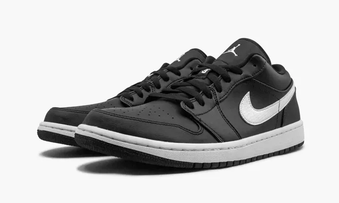 Кроссовки Air Jordan 1 Low WMNS «Black / White» черный