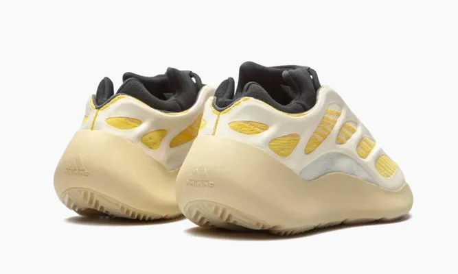Кроссовки Yeezy 700 V3 «Safflower» желтый
