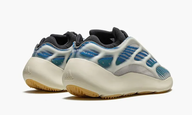 Кроссовки Yeezy 700 V3 «Kyanite» кремовый