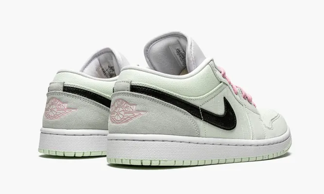 Кроссовки Air Jordan 1 Low SE WMNS «Barely Green» зеленый
