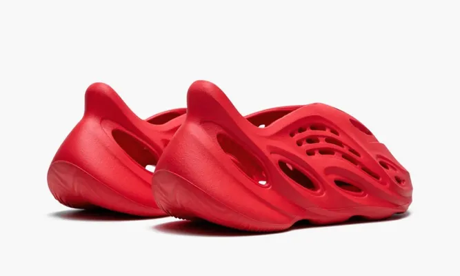 Кроссовки Yeezy Foam Rnnr «Vermillion» красный