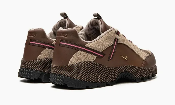 Кроссовки Nike Air Humara LX WMNS «Jacquemus Ale Brown Gold» коричневый