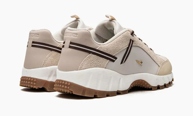 Кроссовки Nike Air Humara LX WMNS «Jacquemus Light Bone Gold» кремовый