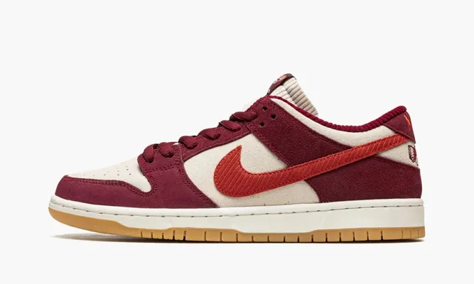 Кроссовки Nike SB Dunk Low «Skate Like A Girl» бордовый,белый
