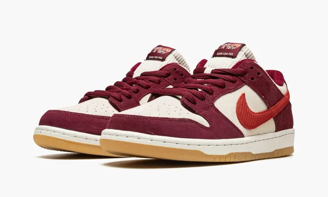 Кроссовки Nike SB Dunk Low «Skate Like A Girl» бордовый,белый