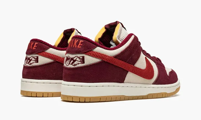 Кроссовки Nike SB Dunk Low «Skate Like A Girl» бордовый,белый