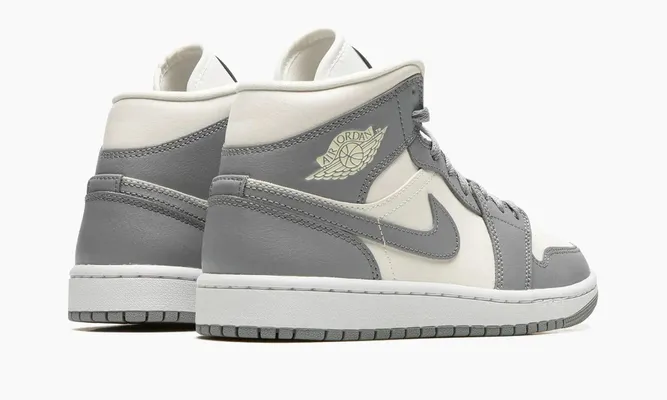 Кроссовки Air Jordan 1 Mid WMNS «Stealth» серый,белый