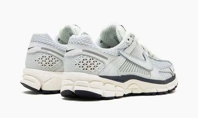 Кроссовки Nike Zoom Vomero 5 WMNS «Photon Dust Metallic Silver» белый