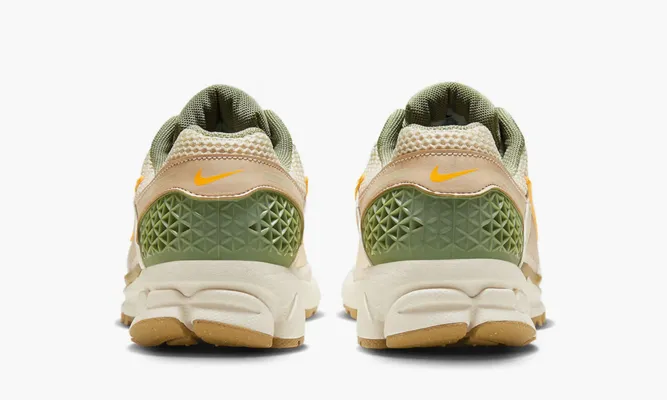 Кроссовки Nike Zoom Vomero 5 WMNS «Sail Laser Orange Medium Olive» бежевый