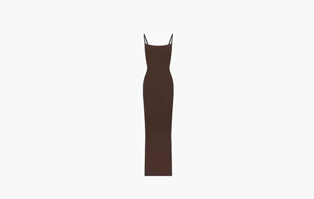 Одежда SKIMS Soft Lounge maxi jurk met ribstructuur «COCOA» коричневый