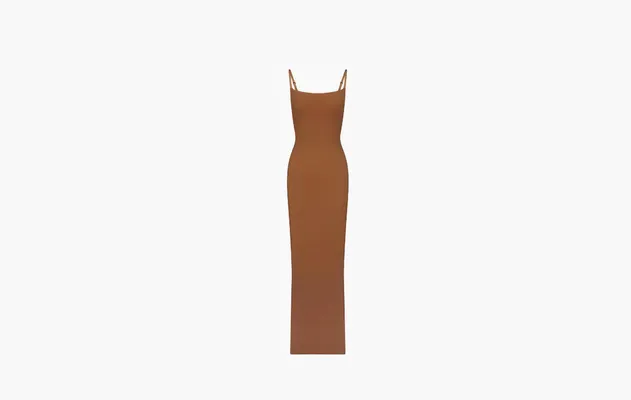Одежда SKIMS Soft Lounge maxi jurk met ribstructuur «Bronze» коричневый