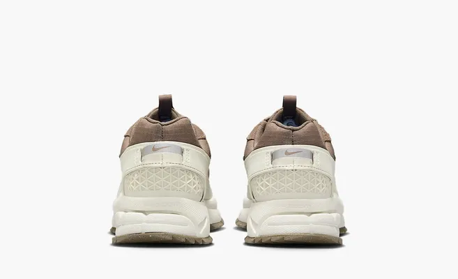  Nike Zoom Vomero Roam WMNS «Light Bone Mink Brown» korichnevye