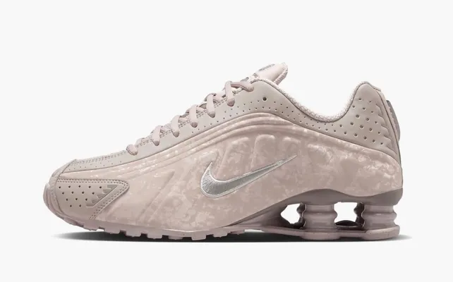  Nike Shox R4 7 Wmns «Flat Pewter Floral» serye
