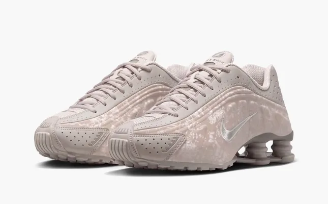  Nike Shox R4 7 Wmns «Flat Pewter Floral» serye