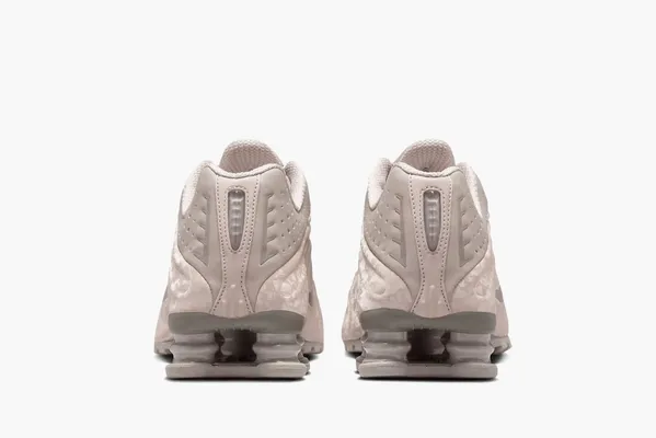  Nike Shox R4 7 Wmns «Flat Pewter Floral» serye