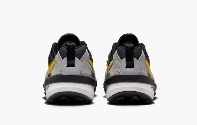 Кроссовки Nike Zegamadome X Sacai «Matte Silver Tour Yellow» серый