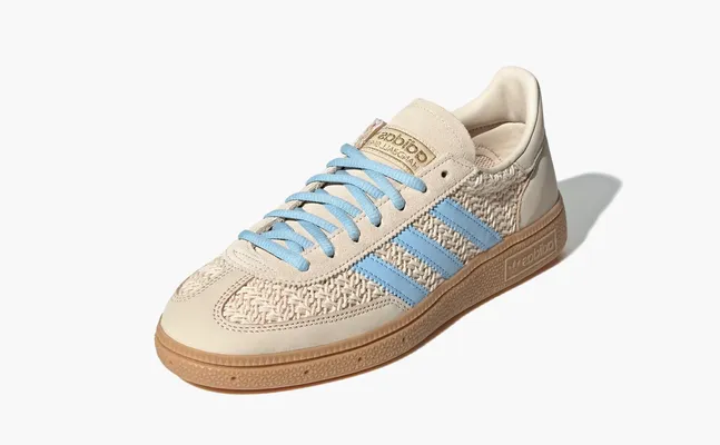 Кроссовки Adidas Handball Spezial WMNS «Sand Strata / Preloved Brown / Clear Sky» bezhevye