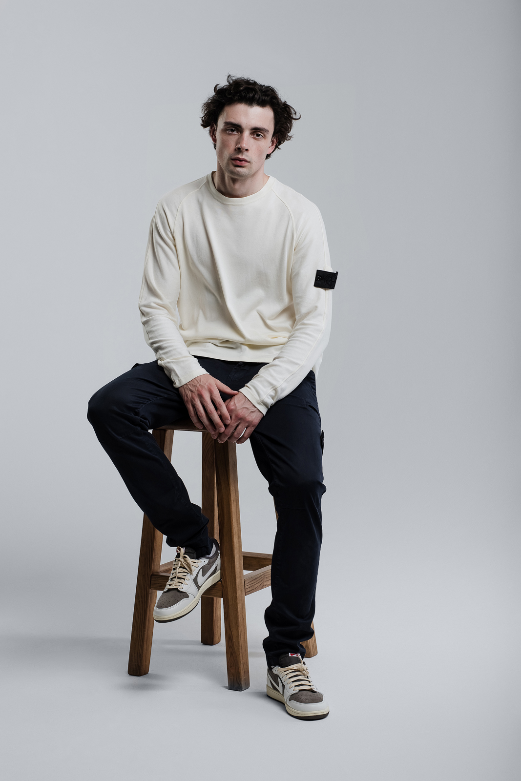 Современный Городской Шик: Кремовый Свитшот Stone Island и Jordan 1 Low Travis Scott «Reverse Mocha»