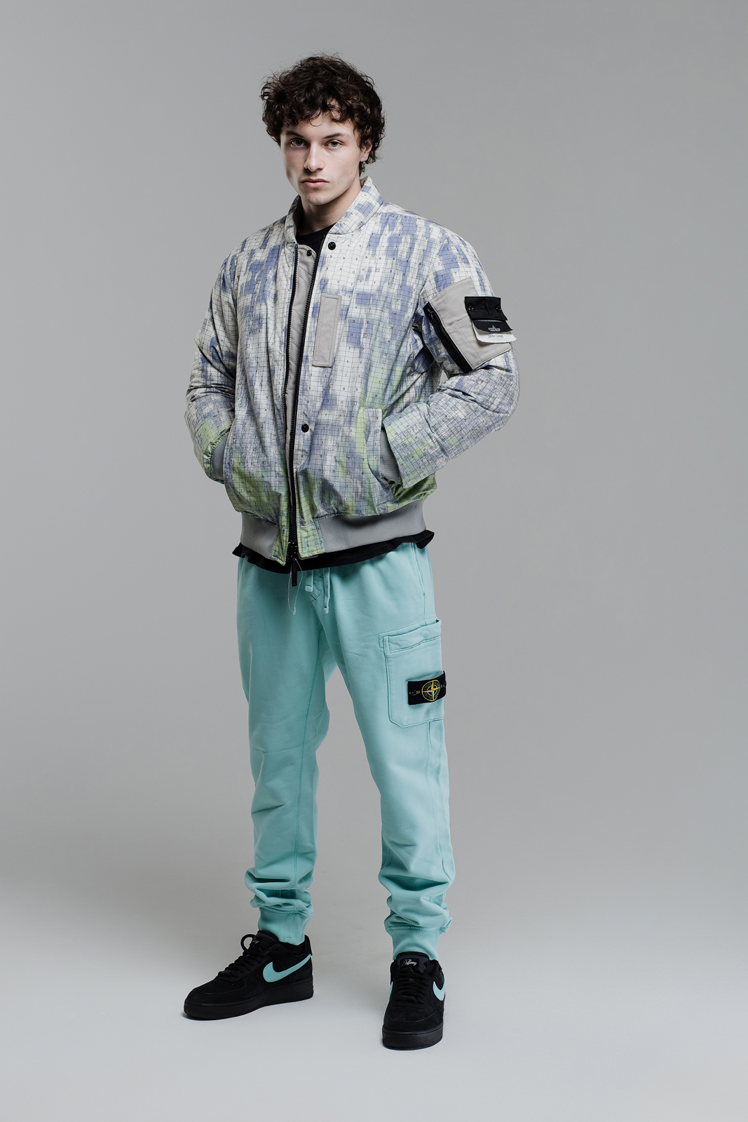 Уличная мода в новом свете: Stone Island и Nike в ярком городском образе