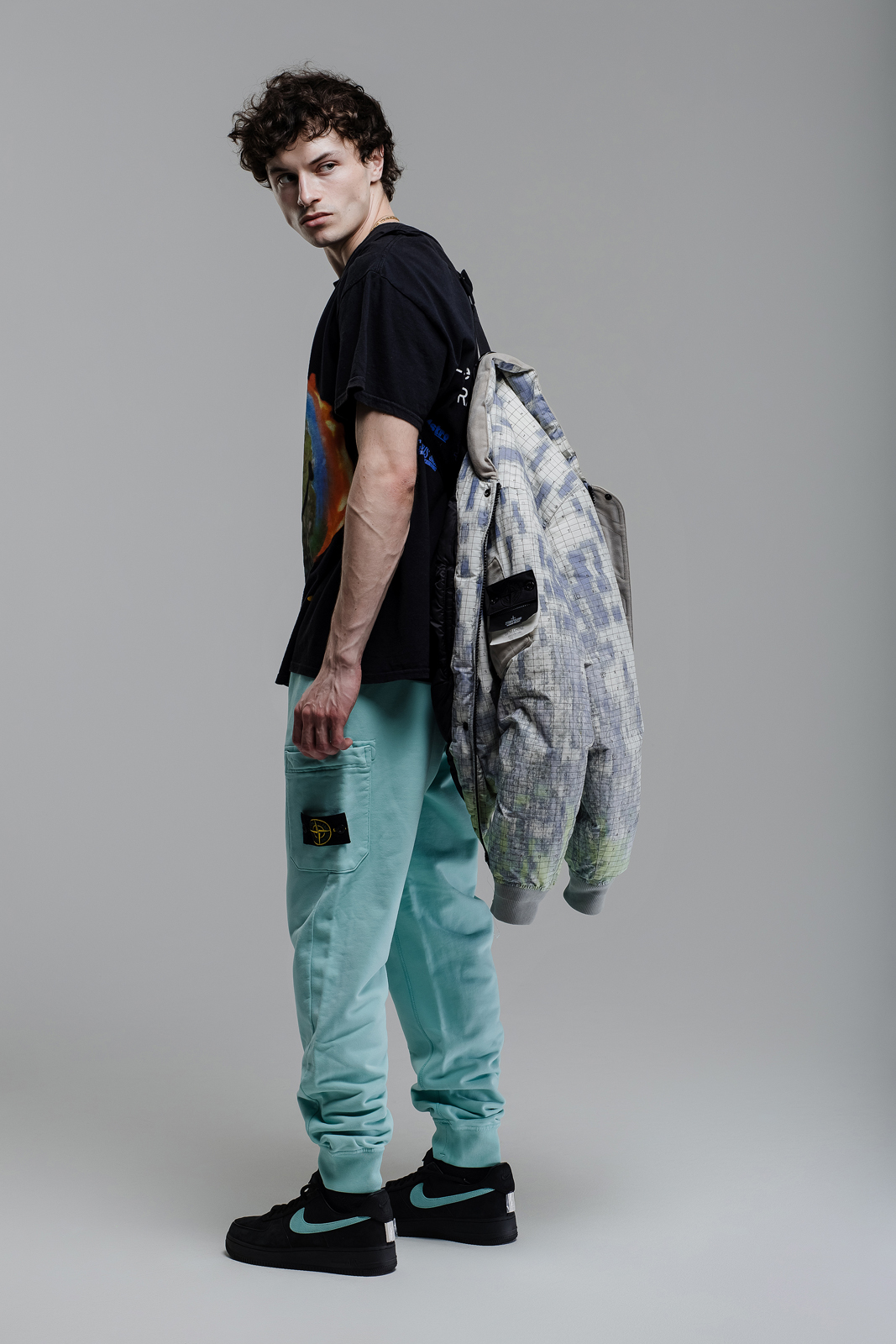 Уличная мода в новом свете: Stone Island и Nike в ярком городском образе